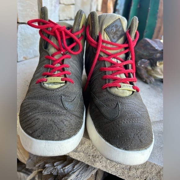 Nike LeBron XI Lifestyle hitop Olive/green red shoe laces mens sneakers Sz-8.5 G - Picture 12 of 14